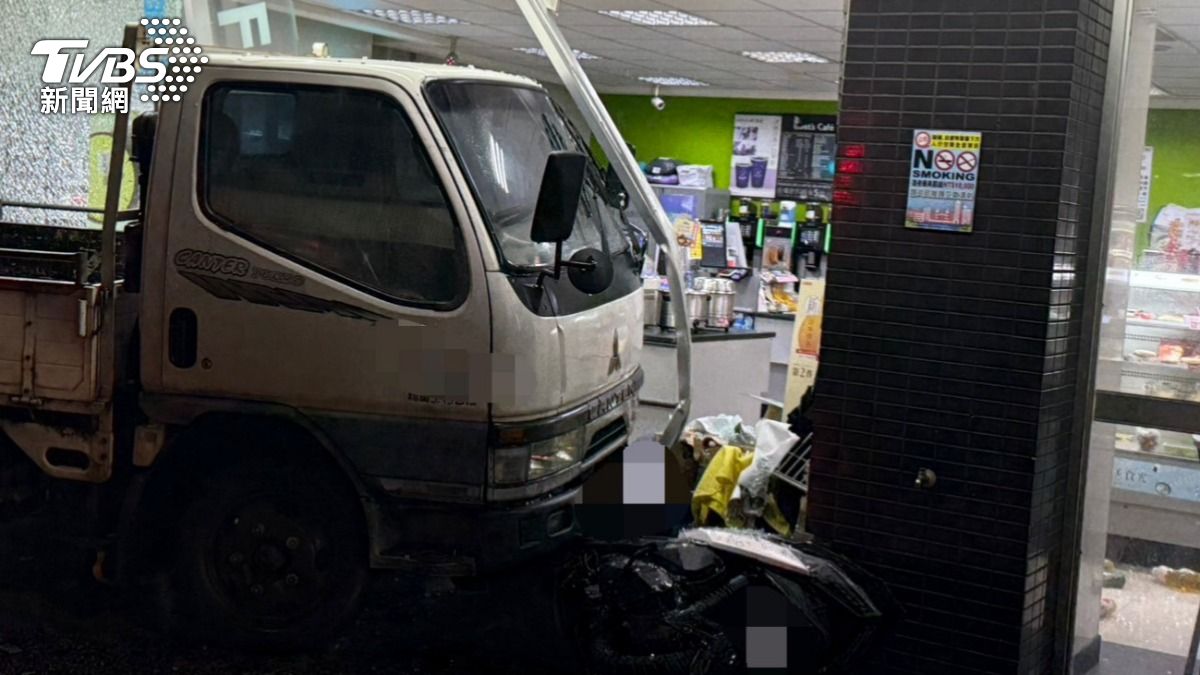 竹東小貨車疑分心「猛撞全家」!超商大門全毀 一片狼藉畫面曝
