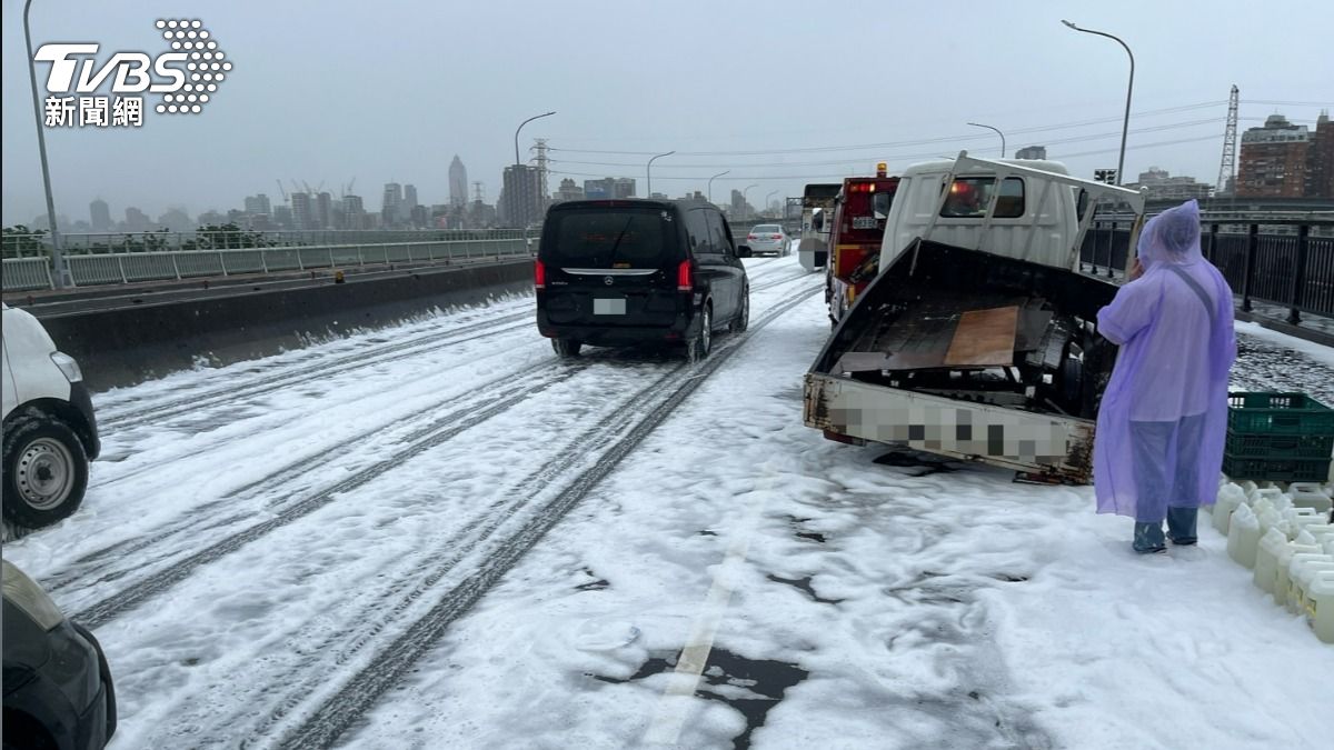 滿車清潔劑遭追撞外漏!華江橋滿路泡沫「宛如積雪」畫面曝