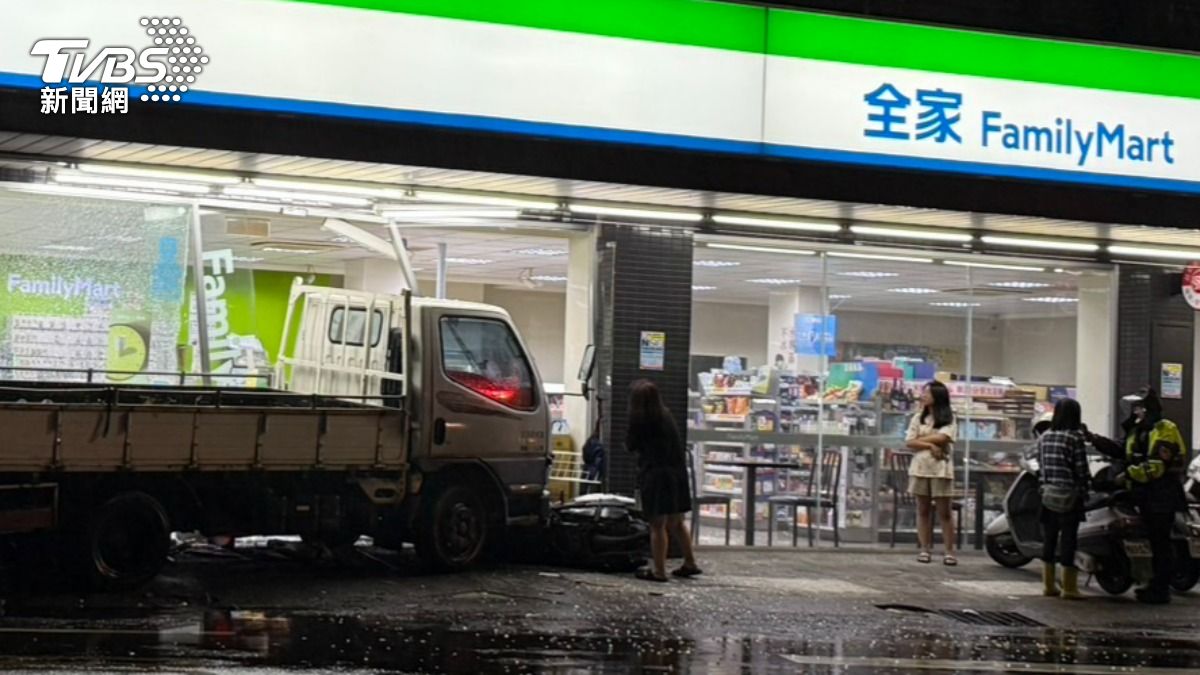 女子駕駛小貨車撞進全家便利商店。（圖／TVBS）
