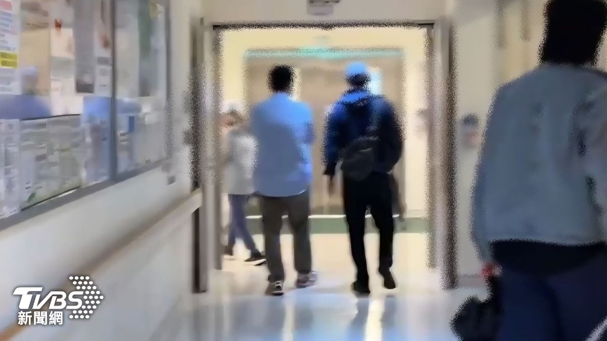 余姓駕駛妻子帶著兩個兒子,檢警人員陪同進入診間,關心病況。(圖/民眾提供)