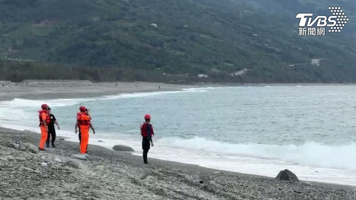 台東55歲釣客義氣搶救男童,不幸雙雙落水,海陸空持續搜救中。(圖/民眾提供)