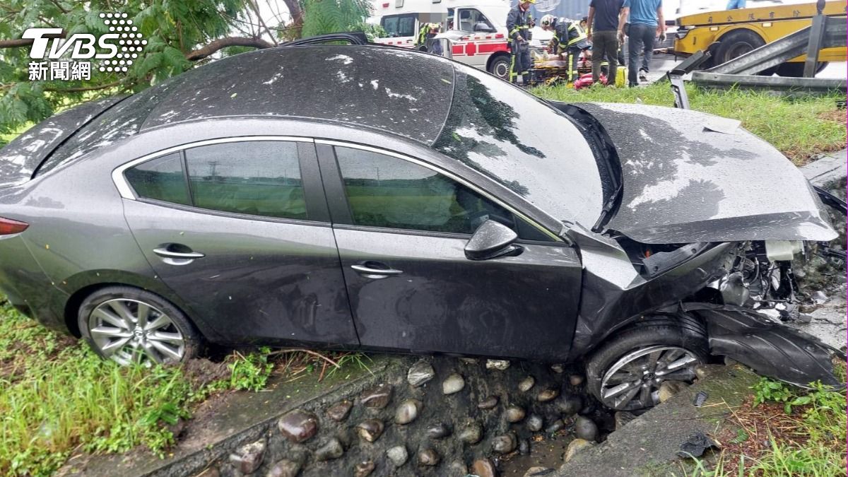 天雨路滑?國3烏日段汽車衝出邊坡 24歲女駕駛受傷車成廢鐵