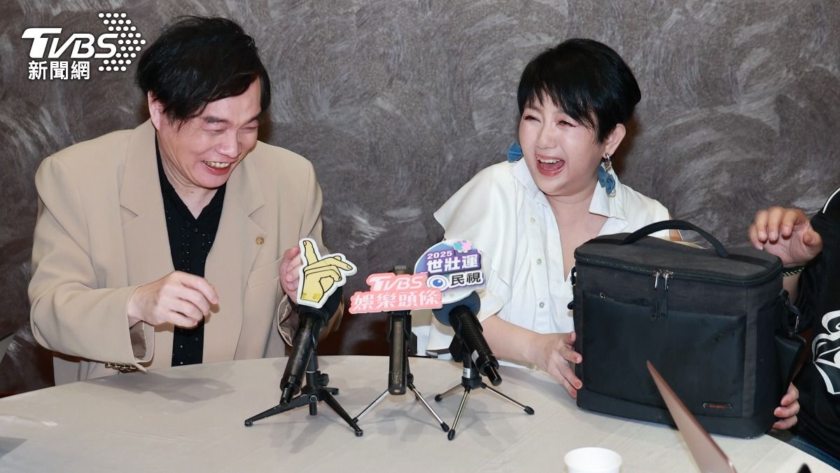 周思潔帶著愛犬骨灰一起工作,讓康康哭笑不得。(圖/黃城碩攝)