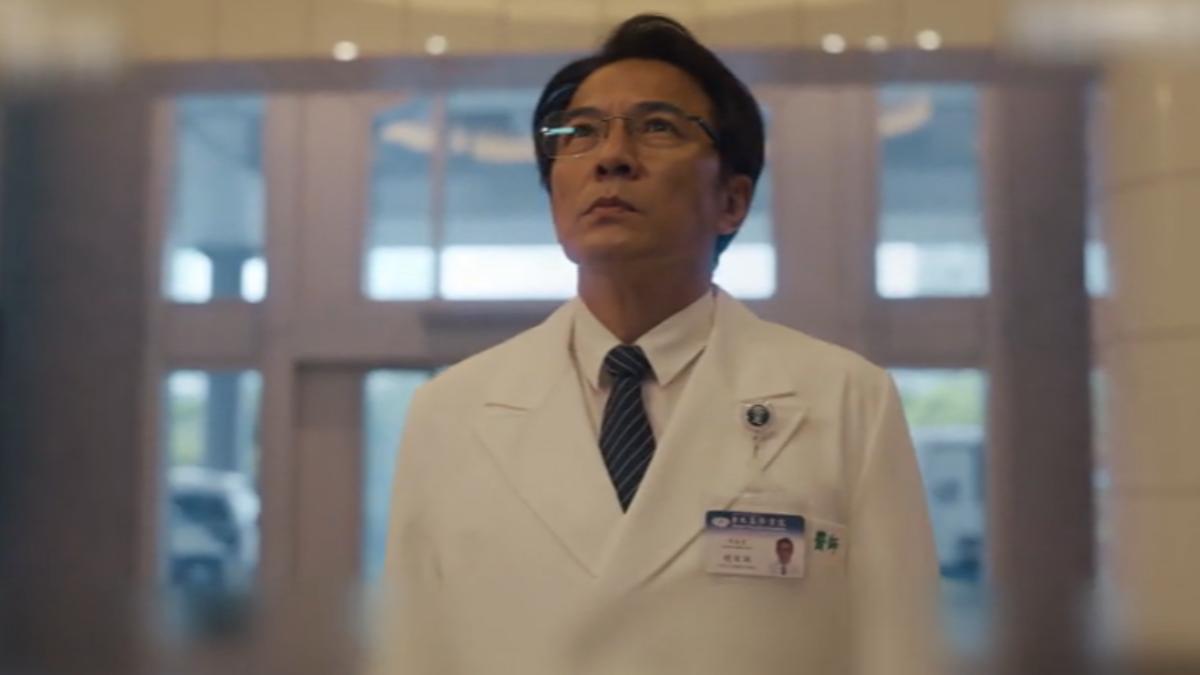 戴立忍再披白袍。(圖/LINE TV提供)