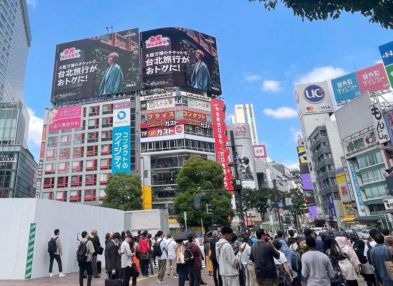 澀谷廣場大型戶外廣告牆自即日起播放中間淳太於臺北拍攝的精彩影像。(圖/臺北市政府觀光傳播局提供)