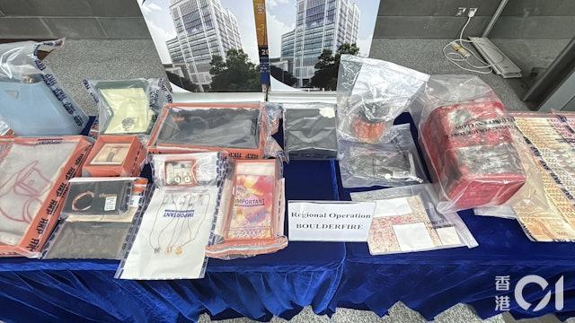 香港警方在集團骨幹成員住所，搜出現金、名牌手袋及名牌首飾等奢侈品。（圖／香港01）