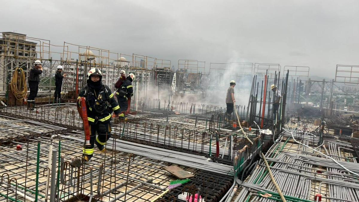 正在興建的建案傳出火警,警消到場搶救。(圖/TVBS)
