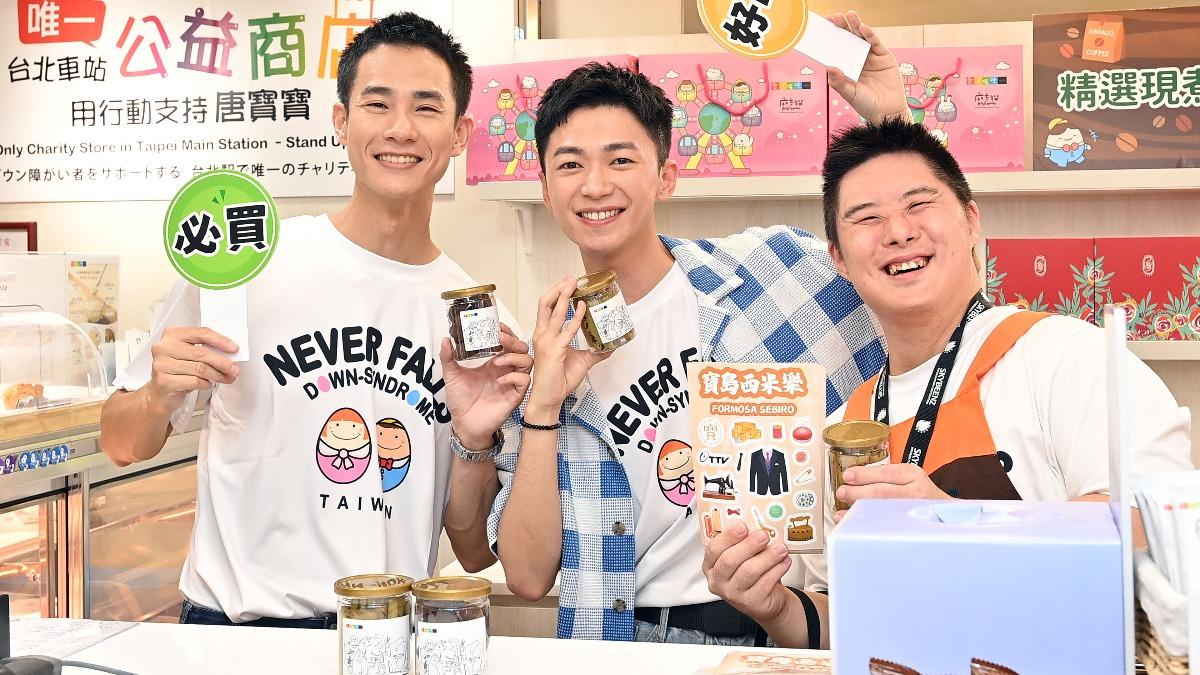 盧彥澤(左)、陳玹宇(中)第一次體驗結帳櫃檯直呼很新鮮。(圖/台視提供)