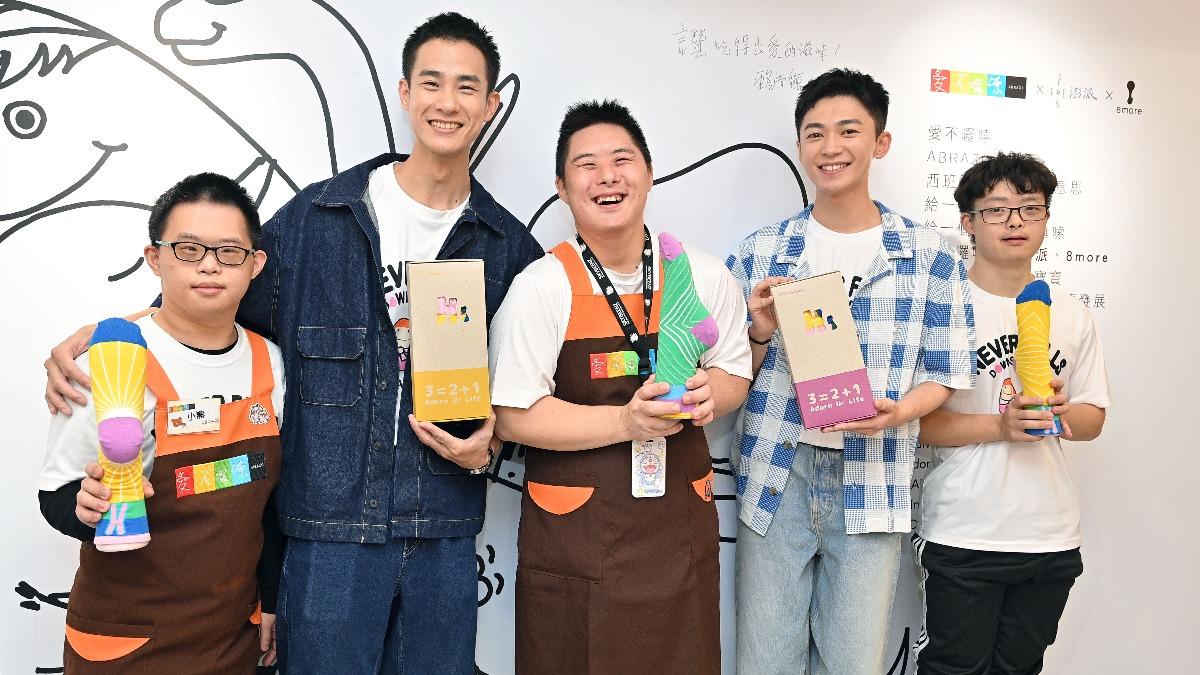 盧彥澤(左二)和陳玹宇(右二)擁抱唐寶寶,感受滿滿的愛。台視提供。(圖/台視提供)