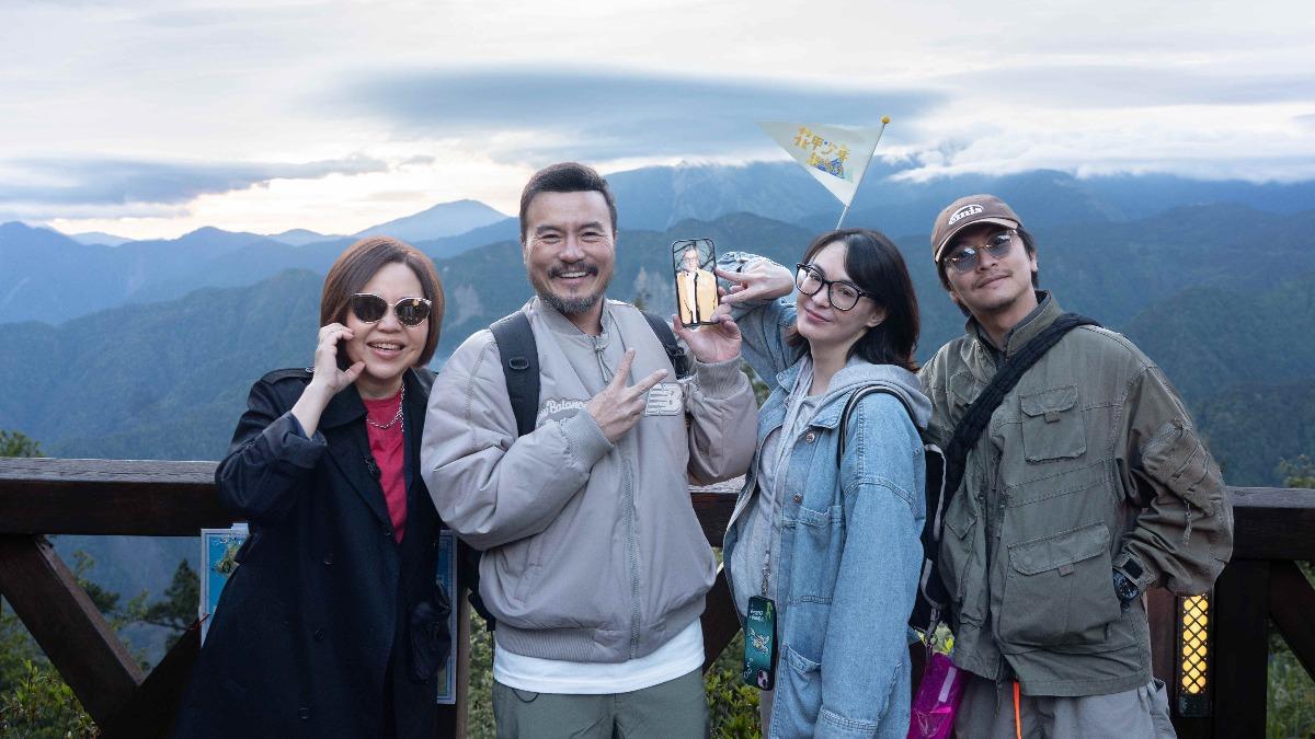 李銘忠(左2)帶大家衝阿里山看日出,于美人怒喊退團。(圖/東森綜合台提供)
