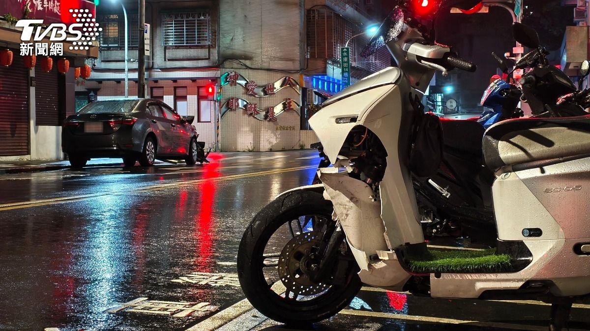 此次事故共波及13輛汽機車，並造成一名正要騎機車的36歲張姓男子骨折送醫。（圖／陳冠宇攝）