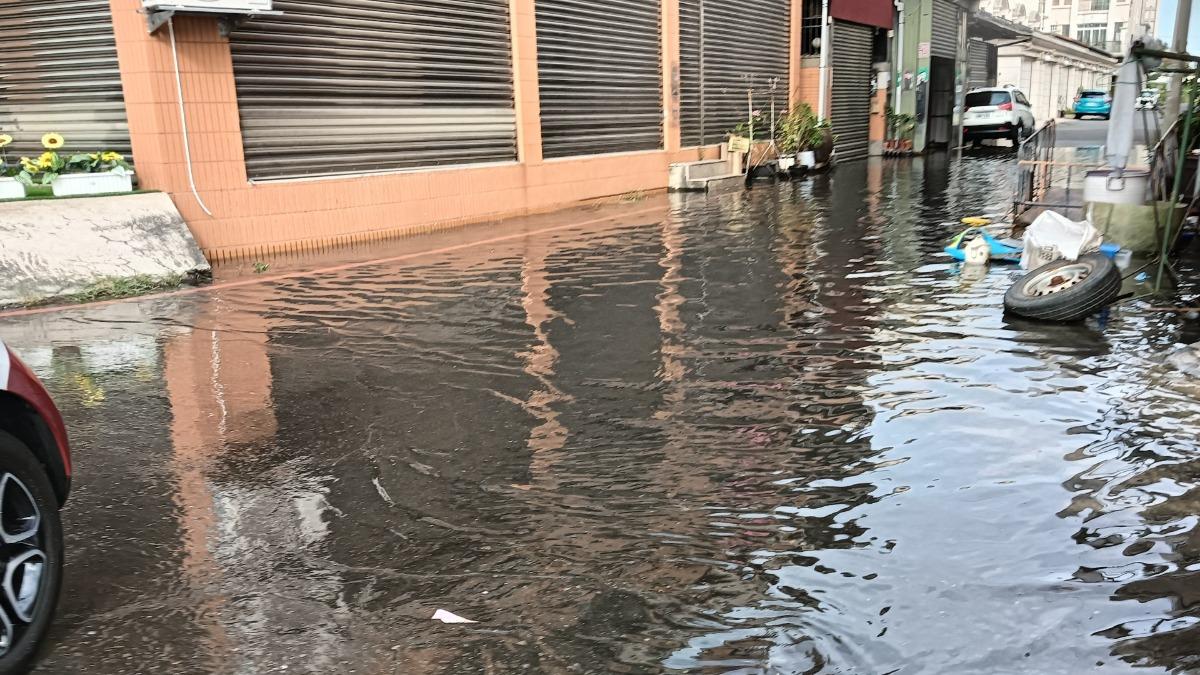 天文大潮來襲!屏東大晴天「水漫柏油路」 里長嘆:雨季怎麼辦