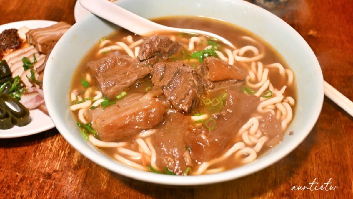 圖為紅燒半筋半肉麵（240元，小碗、260元，大碗）肉量很充足。（圖／「水晶安蹄不務正業過生活」提供）