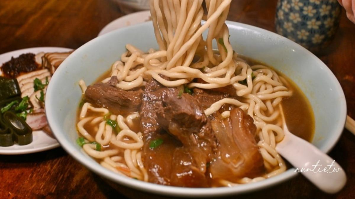麵條是粗的拉麵，很Ｑ彈有咬勁。（圖／「水晶安蹄不務正業過生活」提供）　