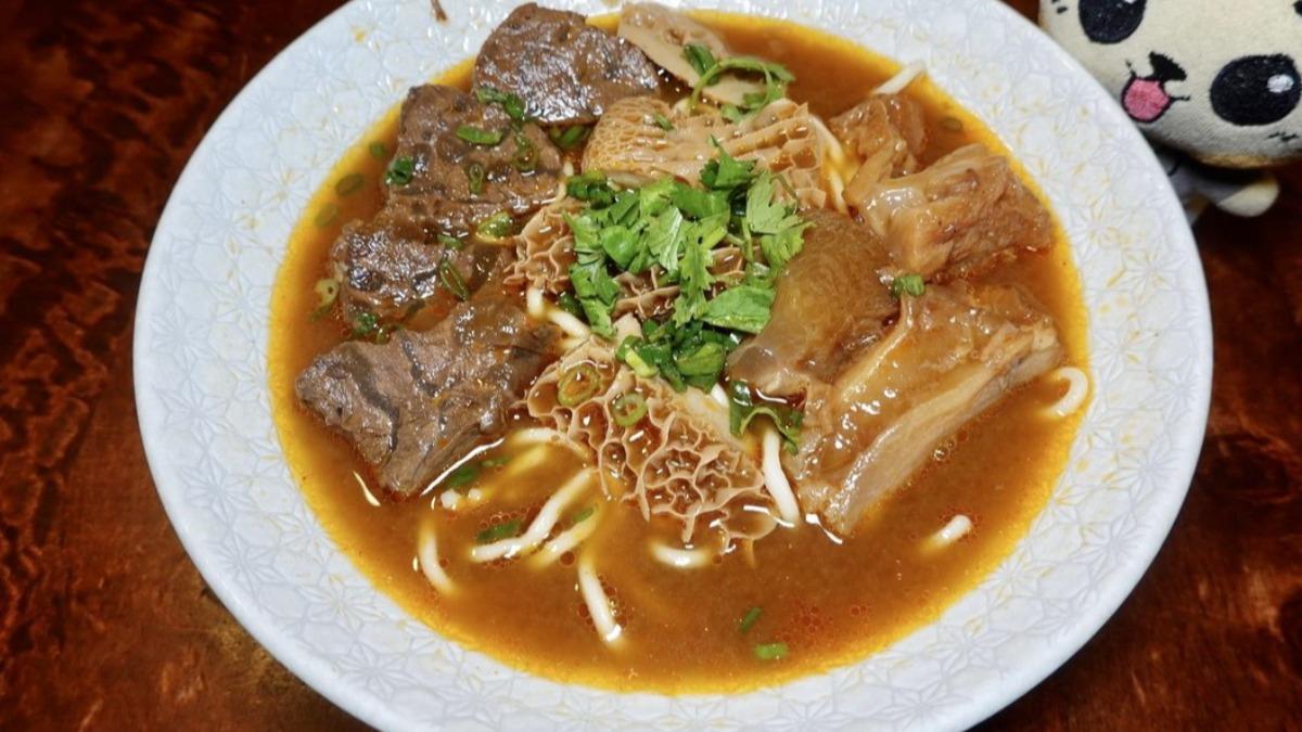 「滿漢紅燒牛肉麵」則是牛三寶的升級版。（圖／「貓大爺部落格」提供）
