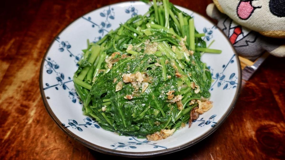 「燙青菜」特別的是有淋上油蔥酥與蒜汁。（圖／「貓大爺部落格」提供）