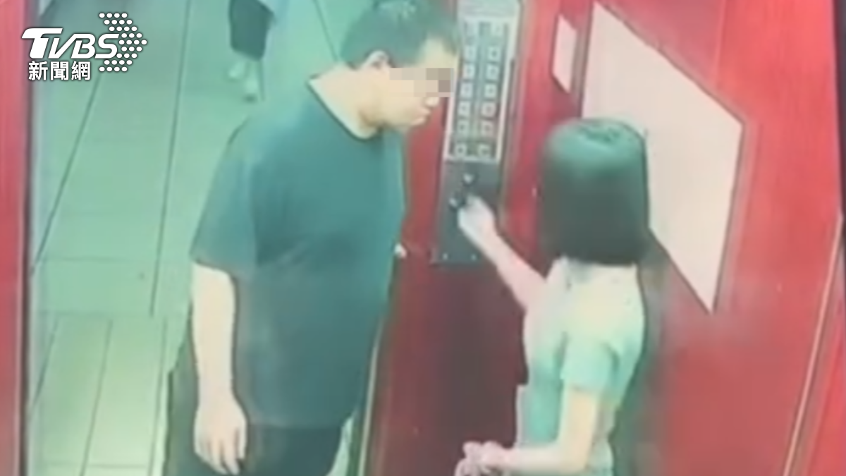 板橋電梯狼尾隨短裙妹貼臉逼近 見她掙扎逃跑露詭異笑容