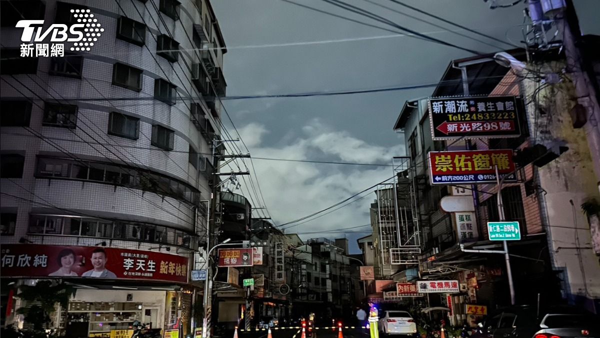 有片/台中689戶沒電用!電桿無預警倒塌 停17小時原因曝