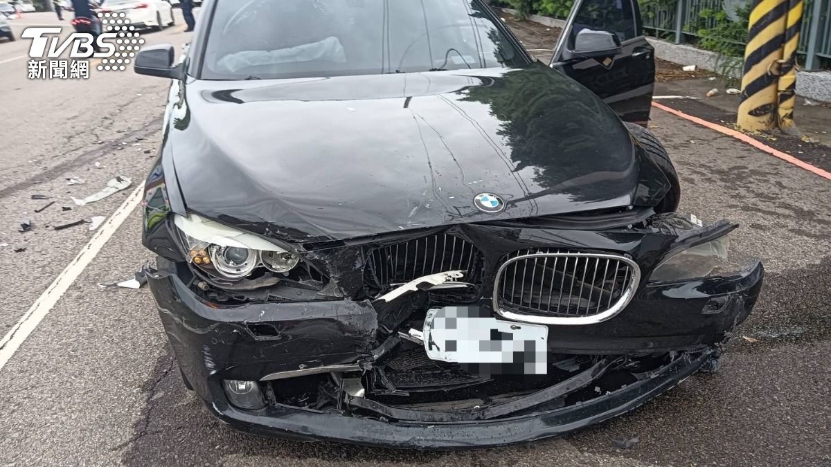 急探視妻子!丈夫開BMW撞翻同輛救護車 4人掛彩