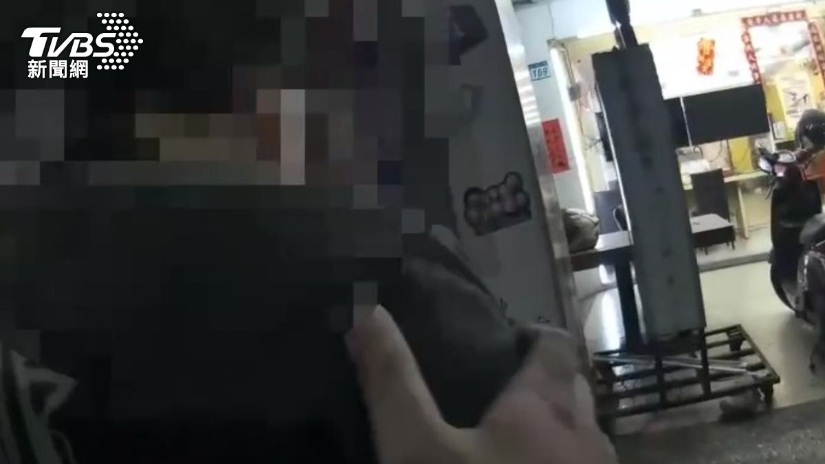 男子被警方逮捕時供稱因買不到檳榔才出手。(圖/TVBS)
