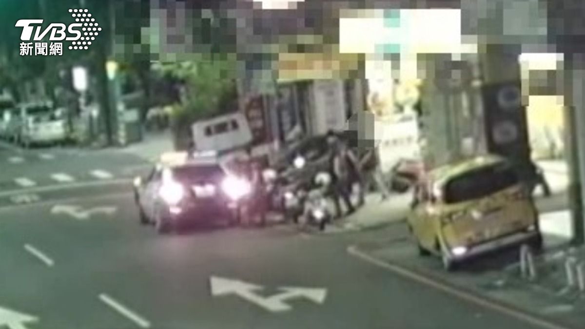 男子被依傷害現行犯逮捕帶回。(圖/TVBS)