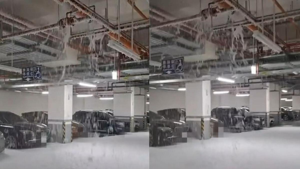 龍潭社區灑水系統爆管!疑廠商維修疏失 狂噴泡沫淹沒停車場