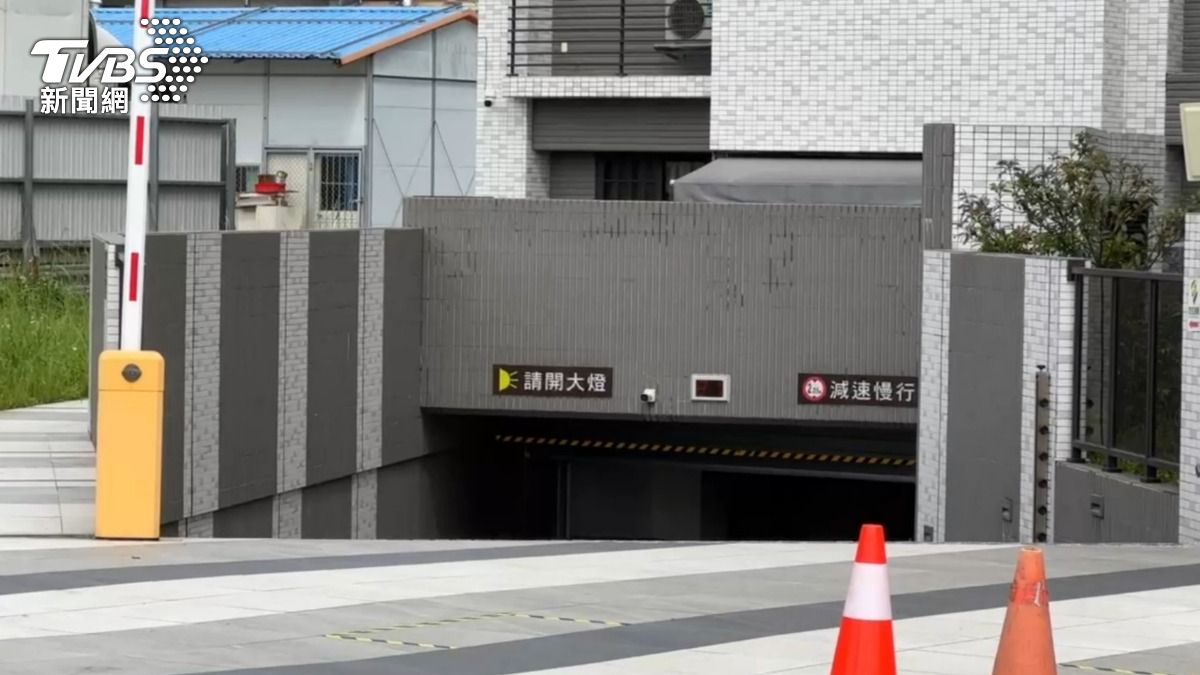 龍潭區一處社區地下停車場的消防管線出狀況。(圖/TVBS)