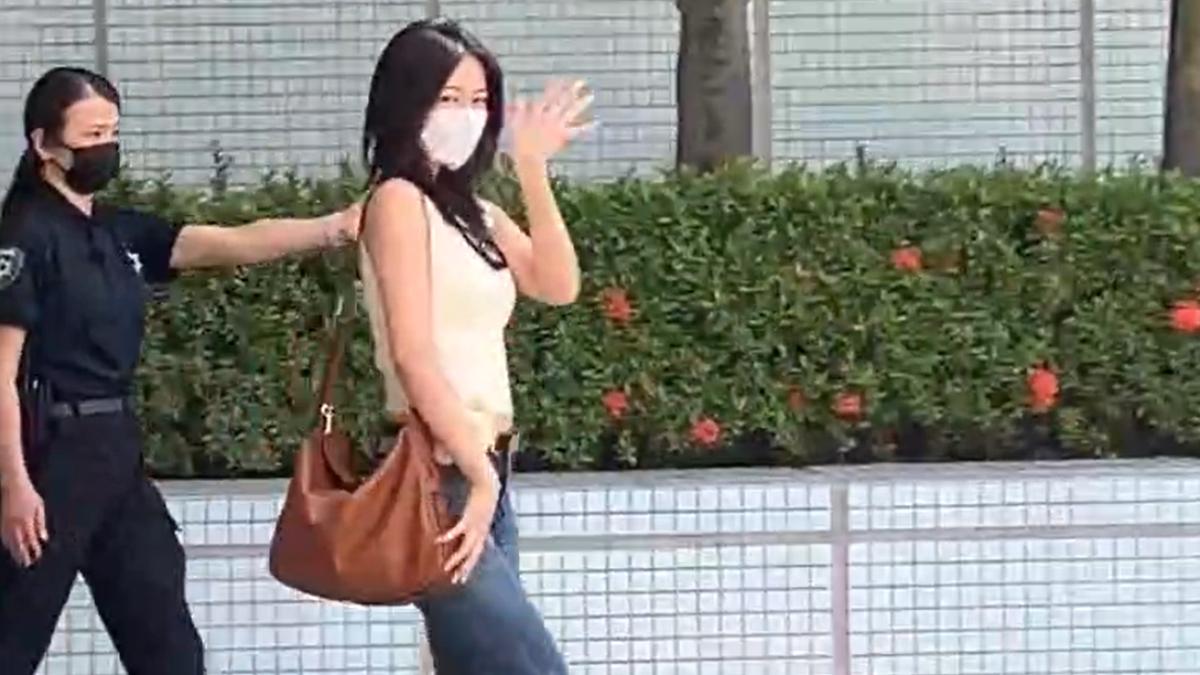 IVE安兪眞出境時仍親切打招呼。(圖/記者林義邦攝影)