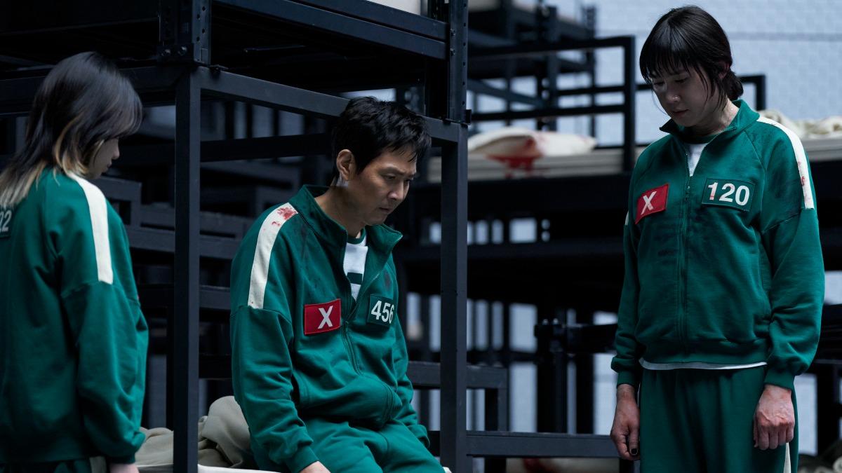 李政宰(中)劇中面臨困境。(圖/Netflix提供)