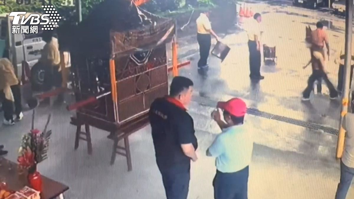 吉安分局懷疑分局可能不乾淨,因此找來乩童作法要淨化分局。(圖/TVBS)