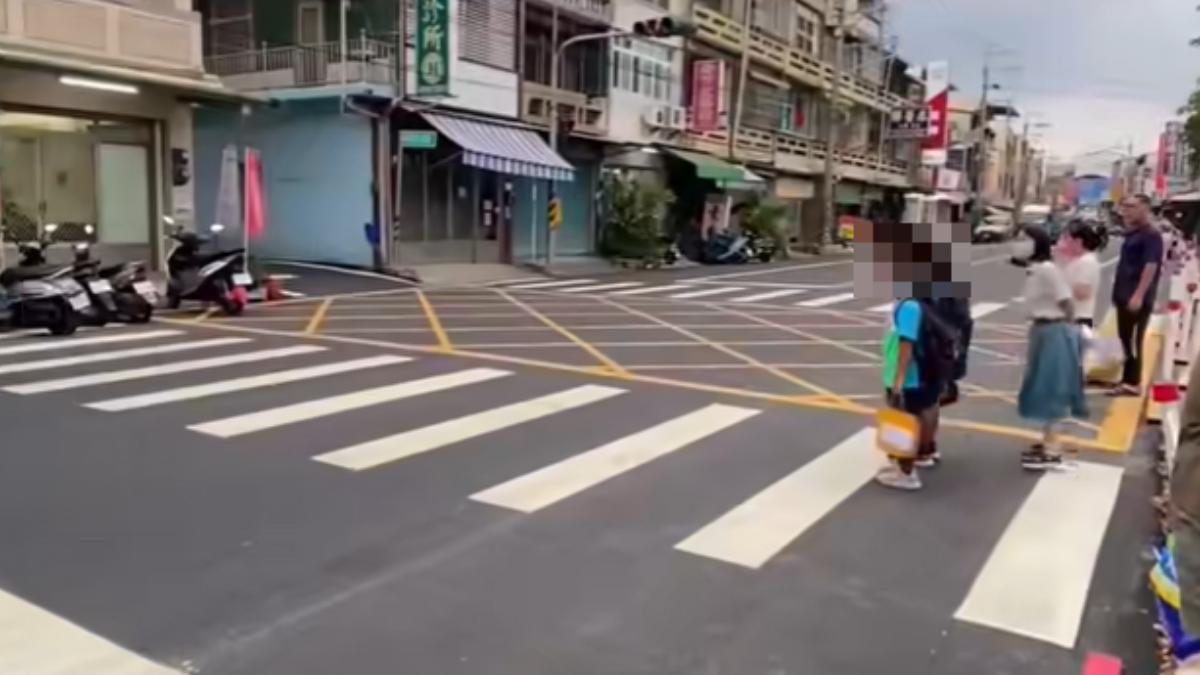 屏東有學童過馬路，卻無車願禮讓。（圖／翻攝自爆料公社）