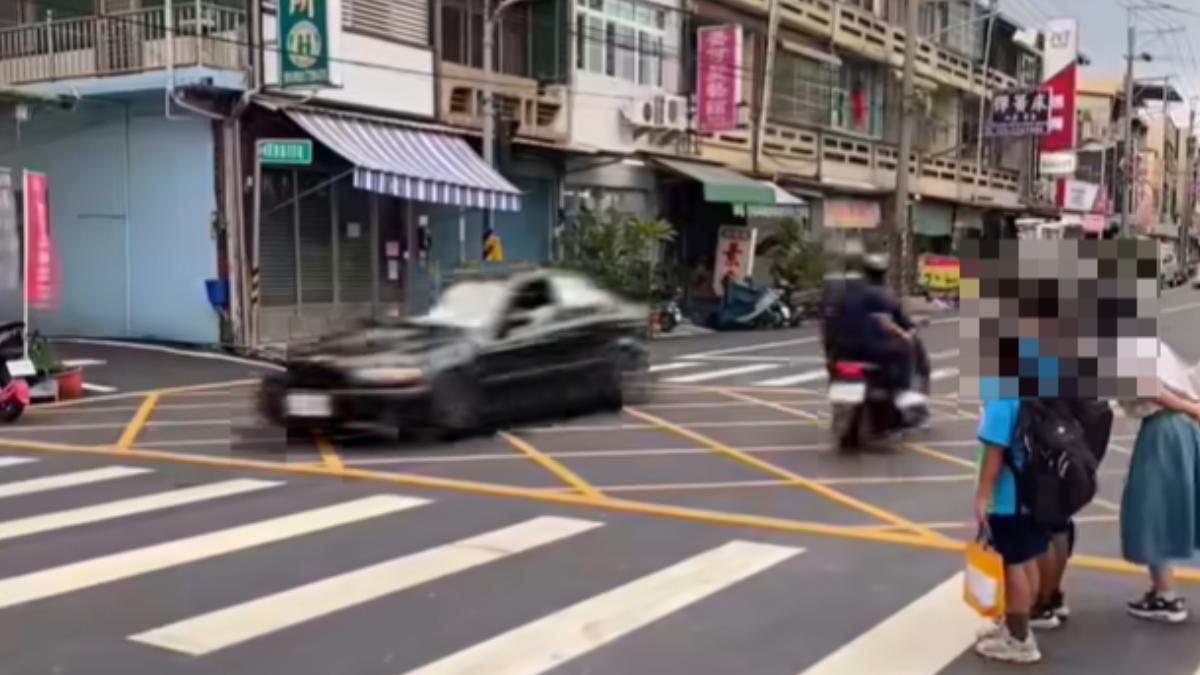 屏東行人地獄!一排學童無助站28秒 10車搶過不願讓