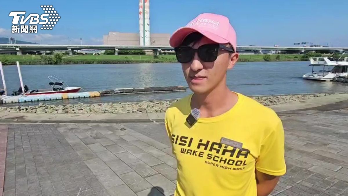 阿文教練在嘻嘻哈哈國際滑水學校擔任教練與船長。(圖/TVBS)