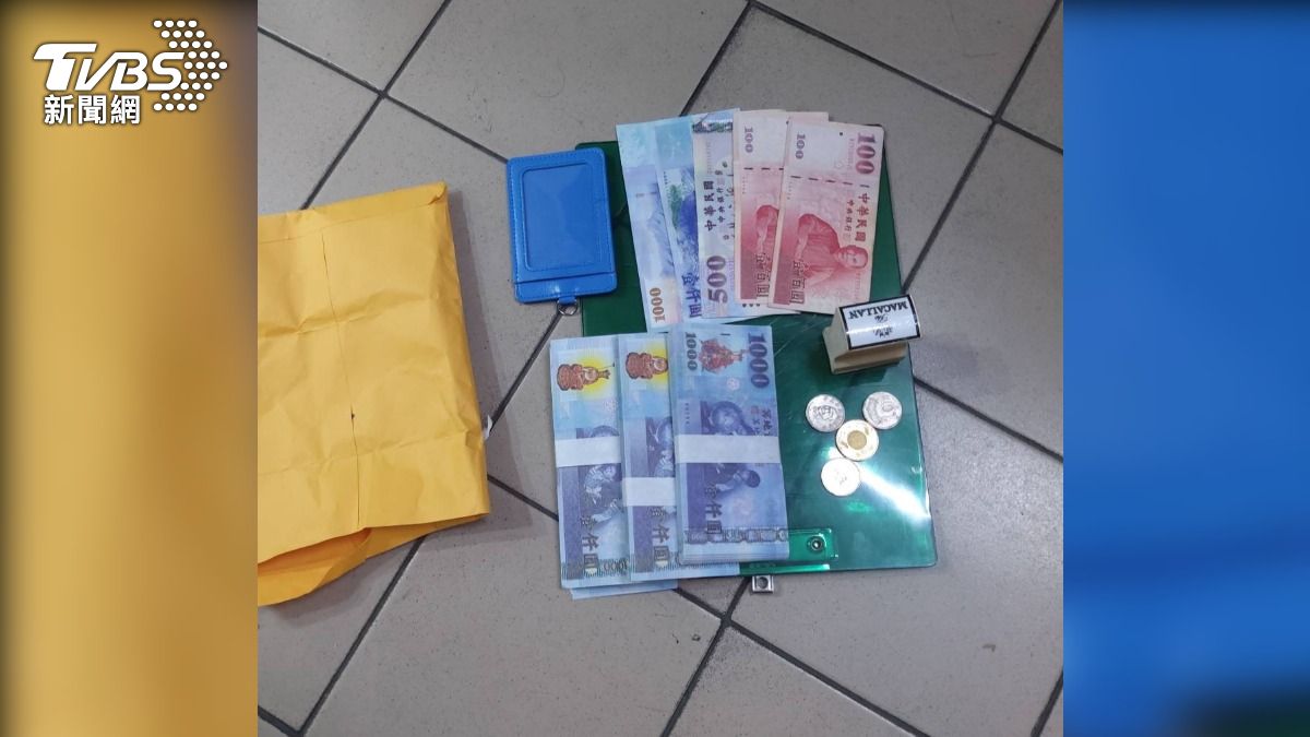 李女先和詐團約定在某量販店面交30萬,接著警方再偽裝成工作人員,逮捕24歲孫姓車手。(圖/TVBS)
