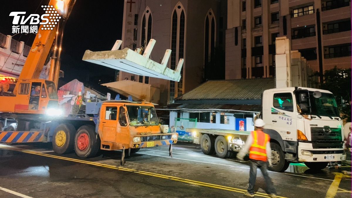 台中天橋走入歷史！拆除工程出包　吊臂轉太猛撞民宅屋簷