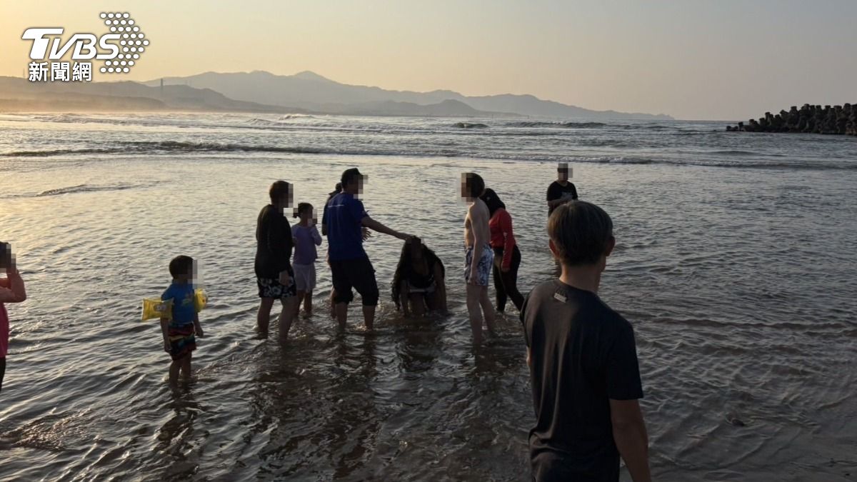 貢寮海邊今天下午發生外國人被浪捲走事件。（圖／TVBS）