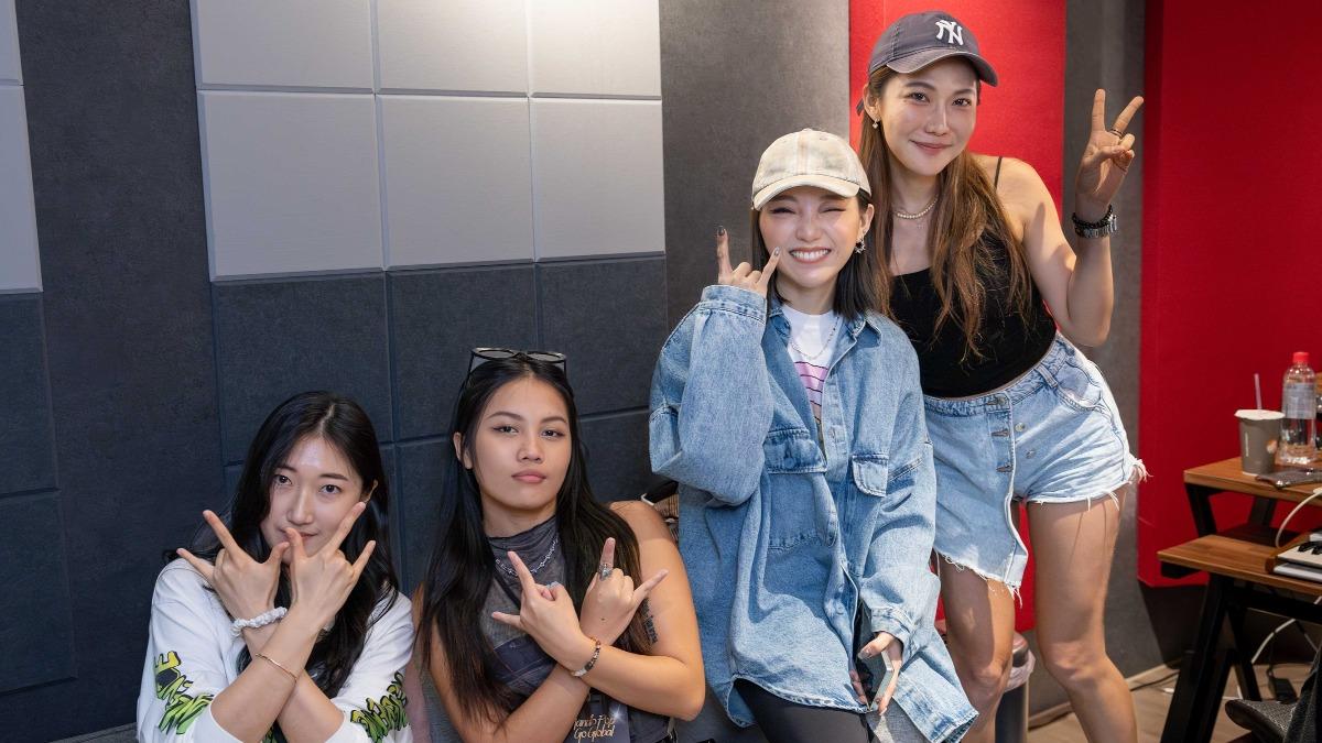 創作營女力爆發,Sarah.J、阿布絲、閻奕格(右二)、李宜玲不到一天就完成2首創作。(圖/文策院/WCM提供)