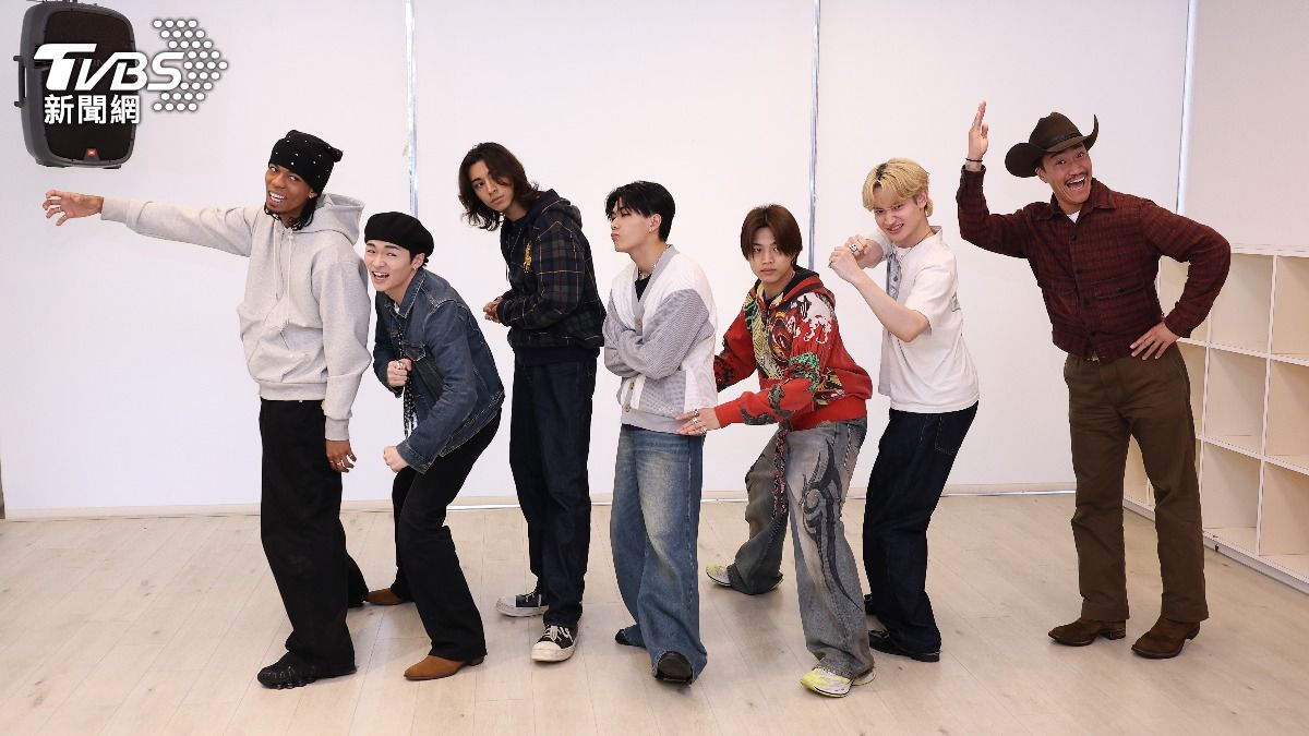 左起為JIMMY、中西椋雅、WEESA、小波津志、半田龍臣、渡邊廉跟劍,全員模擬划龍舟的樣子,劍(右一)在「船尾」跳剉冰舞。(圖/張哲鳴攝)