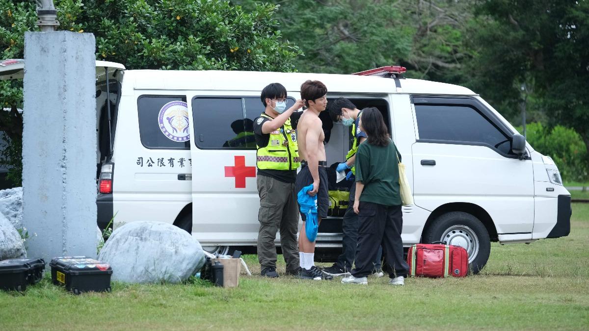 卞慶華挑戰拔河吃西瓜關卡，奮力向前脖子勒出紅痕，救護車緊急擦藥。（圖／東森提供）
