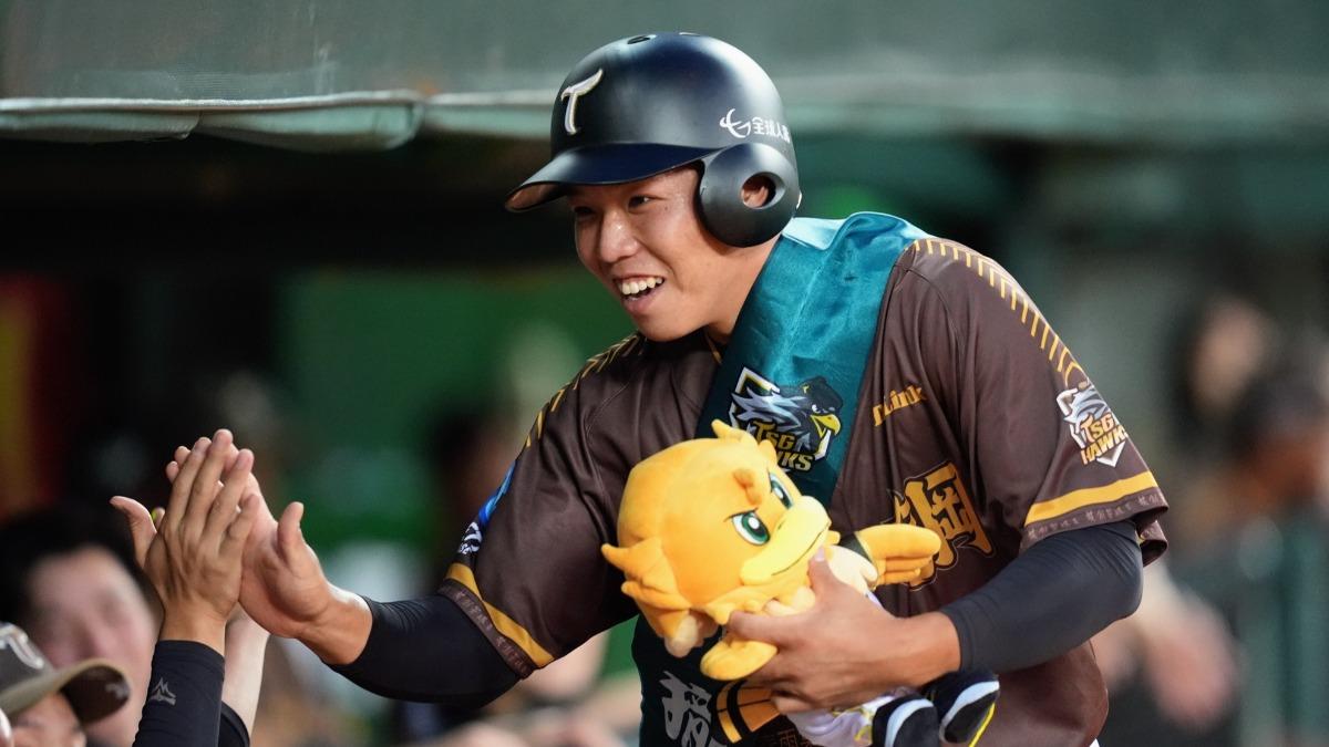 21歲的廖奕安生涯一軍第2場敲出首安。(圖/翻攝自臉書@TSGHAWKS)