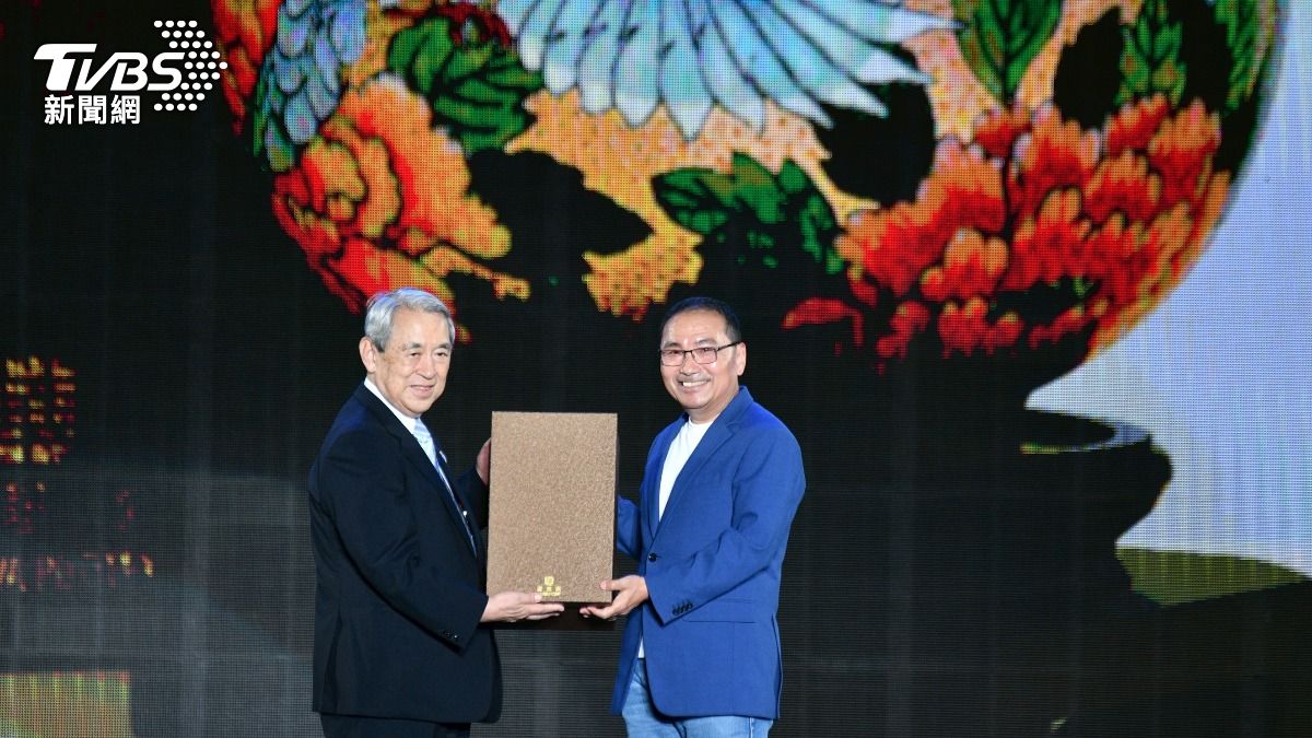 下屆世壯運代表松本正義(左)與新北市長侯友宜(右)互換禮物。(圖/胡瑞麒攝)