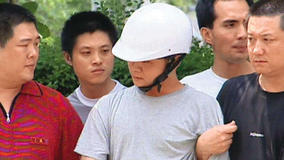 士兵郭慶和（中）勒斃張女後姦屍，最後因胸口抓痕露餡，俯首認罪。（圖／東森新聞提供）