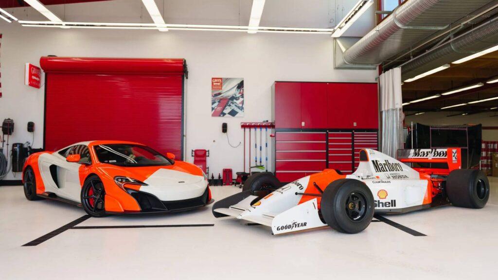 Marlboro紅白塗裝為80至90年代McLaren F1賽車的經典配色。（圖／翻攝自Bring a Trailer）