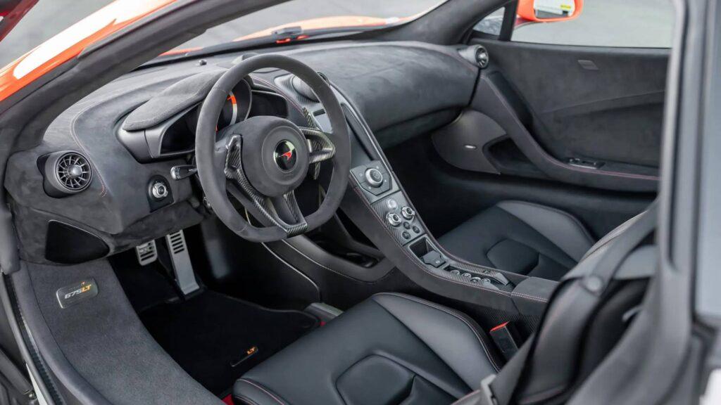 McLaren 675LT駕駛艙設有碳纖維飾板與Alcantara方向盤，儀表則為中央指針式9,000轉速錶。（圖／翻攝自Bring a Trailer）
