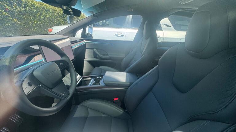 改款Model X內裝似乎仍無實體方向燈撥桿。(圖/翻攝自X@TeslaNewswire)