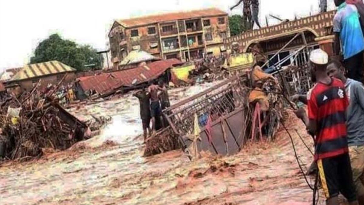 奈及利亞中部近期因為暴雨、出現洪災，造成至少110人死亡。（圖／翻攝自X@viralposts2323）