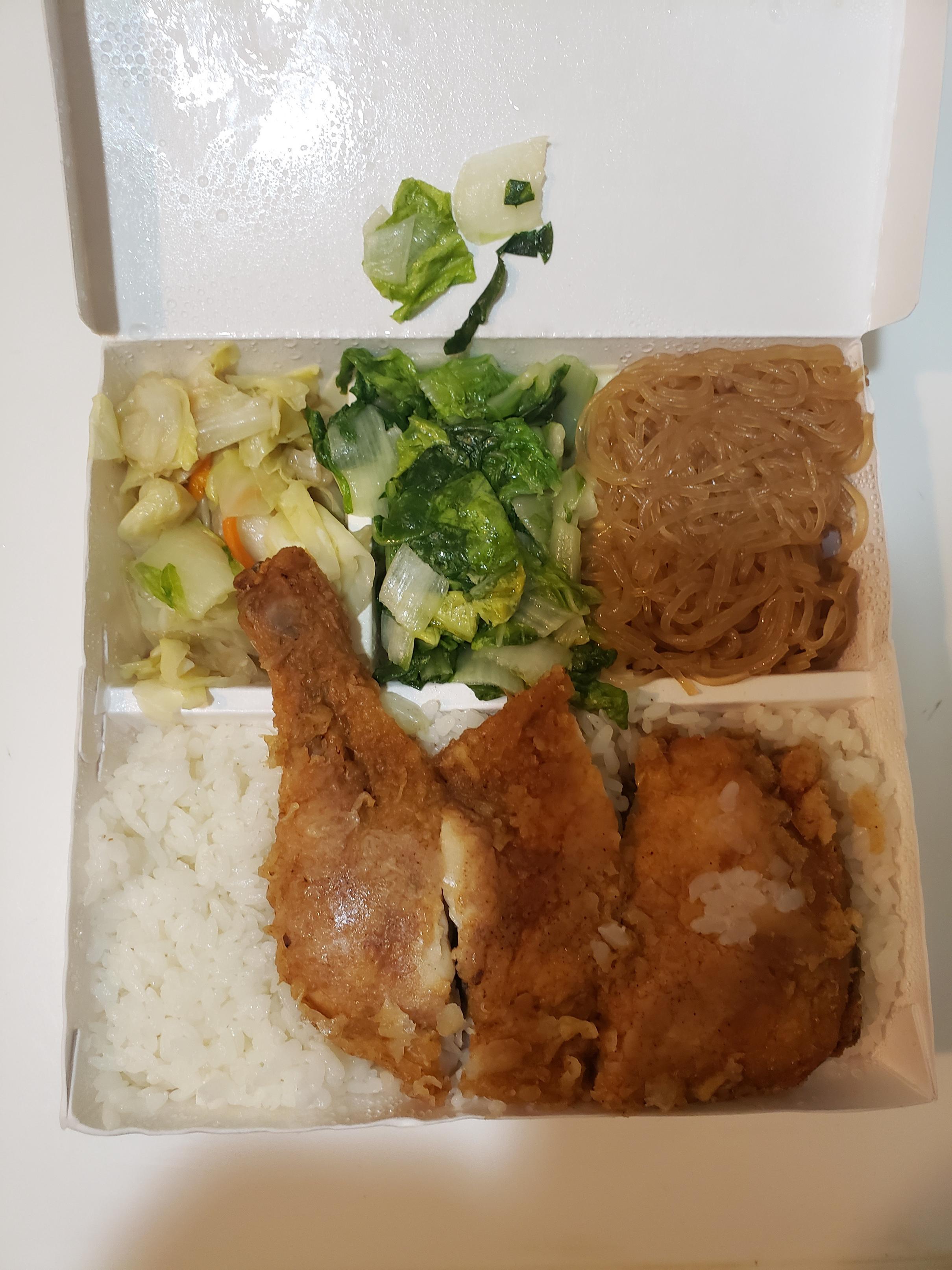 原PO在台北市某處購買的大雞腿便當只要105元。（圖／翻攝自PTT）