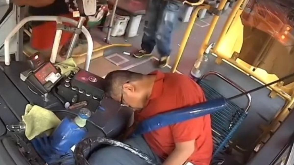 有片/公車拋錨乘客竟怒踹、持保溫瓶重擊 司機昏迷命危