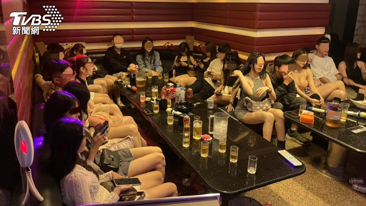 警方在KTV查獲29名持觀光簽證非法工作的泰國籍傳播女子。（圖／TVBS）