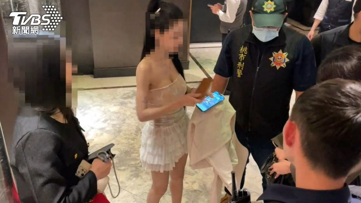 警方在KTV查獲29名持觀光簽證非法工作的泰國籍傳播女子。（圖／TVBS）